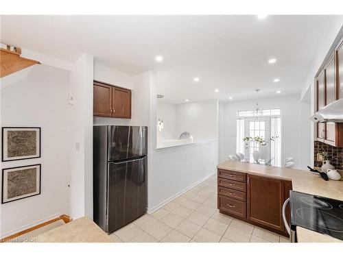 7186 Triumph Lane, Mississauga, ON - Indoor Photo Showing Kitchen