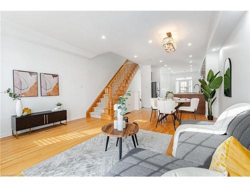 7186 Triumph Lane, Mississauga, ON - Indoor Photo Showing Living Room