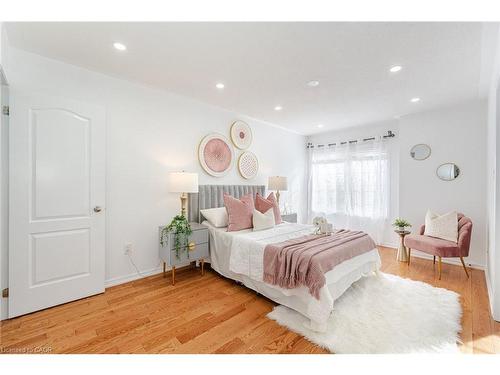 7186 Triumph Lane, Mississauga, ON - Indoor Photo Showing Bedroom