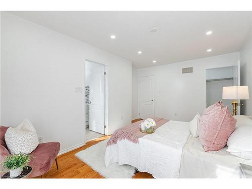 7186 Triumph Lane, Mississauga, ON - Indoor Photo Showing Bedroom