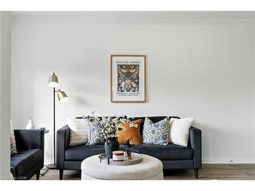 9 Laguna Village Crescent, Hannon, ON - Indoor Photo Showing Living Room