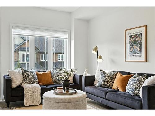 9 Laguna Village Crescent, Hannon, ON - Indoor Photo Showing Living Room
