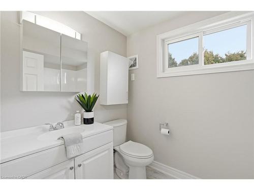 38 Coral Drive, Hamilton, ON - Indoor Photo Showing Bathroom