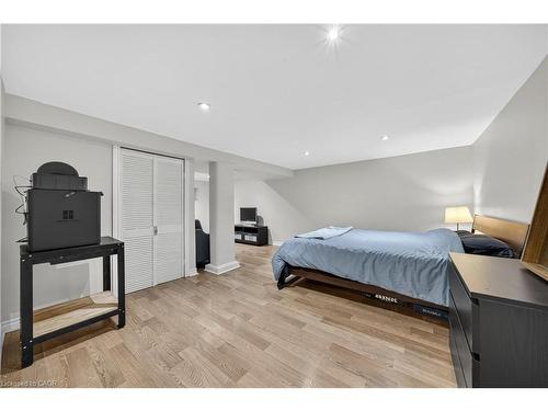 421 East 36Th Street, Hamilton, ON - Indoor Photo Showing Bedroom