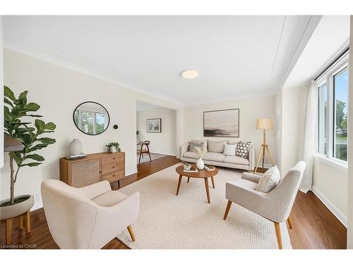 421 East 36Th Street, Hamilton, ON - Indoor Photo Showing Living Room