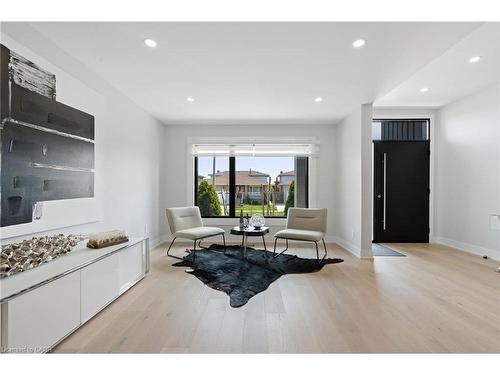 17 Clearview Drive, Hamilton, ON - Indoor Photo Showing Living Room