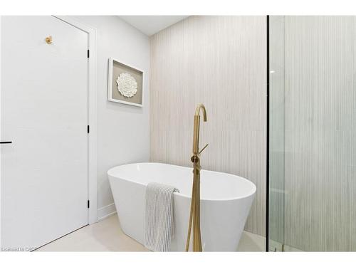 17 Clearview Drive, Hamilton, ON - Indoor Photo Showing Bathroom