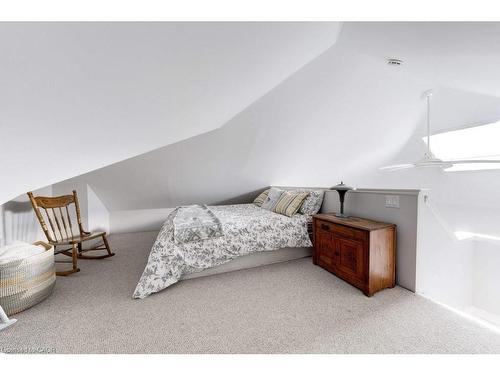 7 Homewood Avenue, Hamilton, ON - Indoor Photo Showing Bedroom