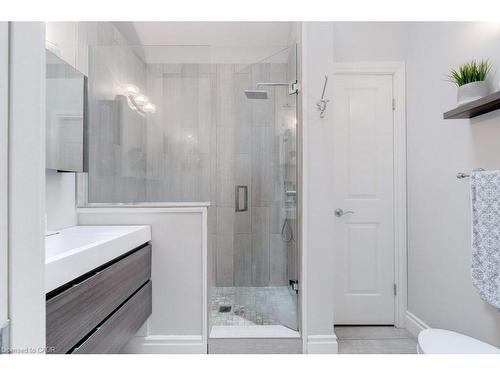7 Homewood Avenue, Hamilton, ON - Indoor Photo Showing Bathroom