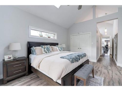 7 Homewood Avenue, Hamilton, ON - Indoor Photo Showing Bedroom