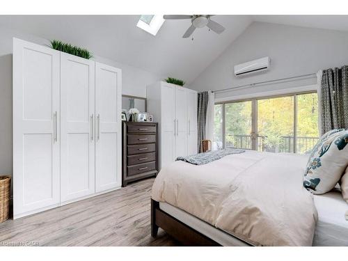 7 Homewood Avenue, Hamilton, ON - Indoor Photo Showing Bedroom