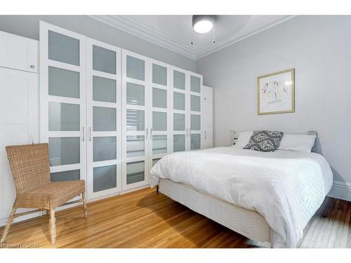 7 Homewood Avenue, Hamilton, ON - Indoor Photo Showing Bedroom
