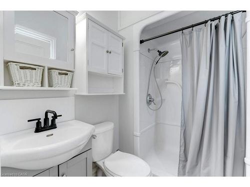 7 Homewood Avenue, Hamilton, ON - Indoor Photo Showing Bathroom