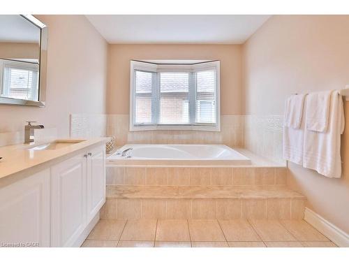4324 Rosemead Court, Burlington, ON - Indoor Photo Showing Bathroom