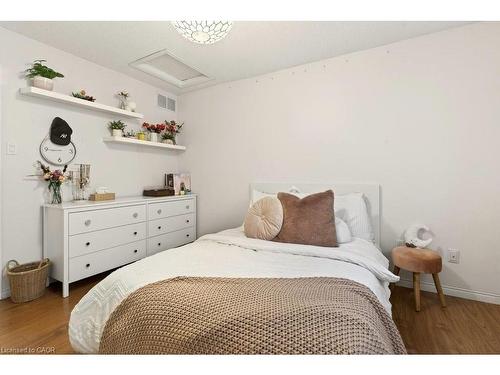 134 Sirente Drive, Hamilton, ON - Indoor Photo Showing Bedroom