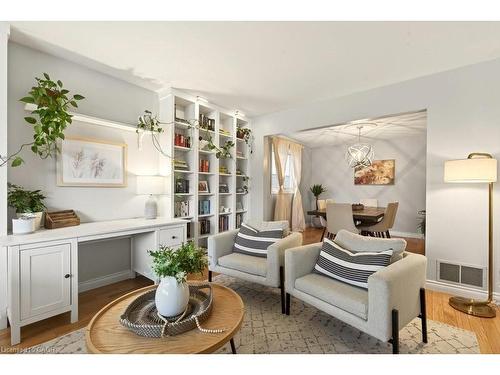 134 Sirente Drive, Hamilton, ON - Indoor Photo Showing Living Room