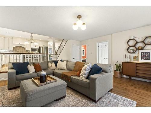 134 Sirente Drive, Hamilton, ON - Indoor Photo Showing Living Room