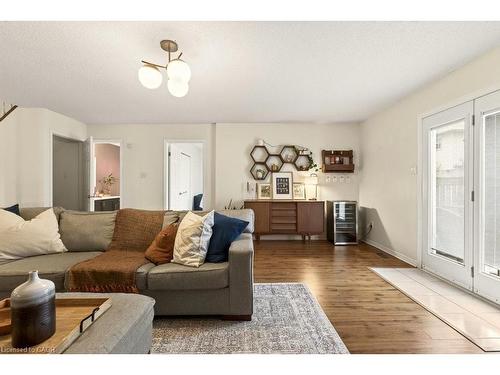 134 Sirente Drive, Hamilton, ON - Indoor Photo Showing Living Room