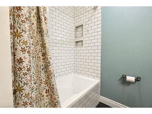 134 Sirente Drive, Hamilton, ON - Indoor Photo Showing Bathroom