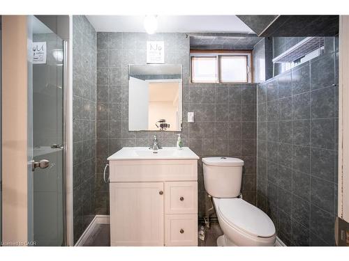 10 Monroe Street, Cambridge, ON - Indoor Photo Showing Bathroom