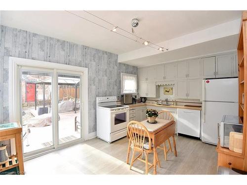 5 Chatham Street, Hamilton, ON - Indoor Photo Showing Kitchen