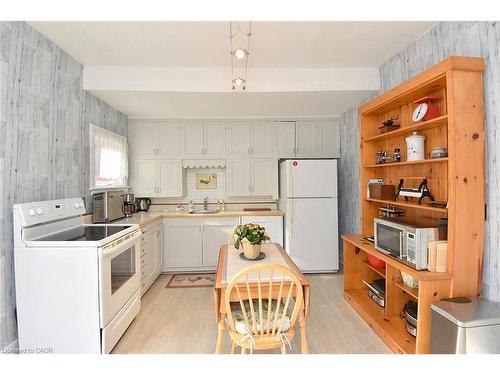5 Chatham Street, Hamilton, ON - Indoor Photo Showing Kitchen