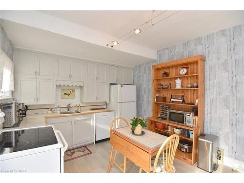 5 Chatham Street, Hamilton, ON - Indoor Photo Showing Kitchen