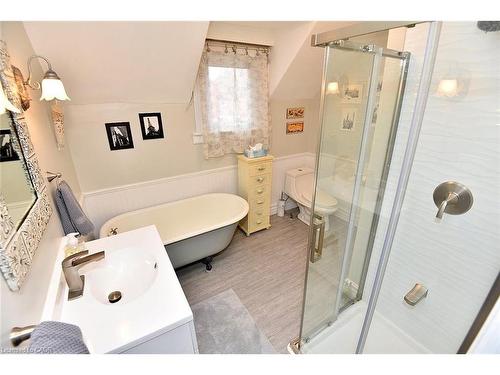 5 Chatham Street, Hamilton, ON - Indoor Photo Showing Bathroom