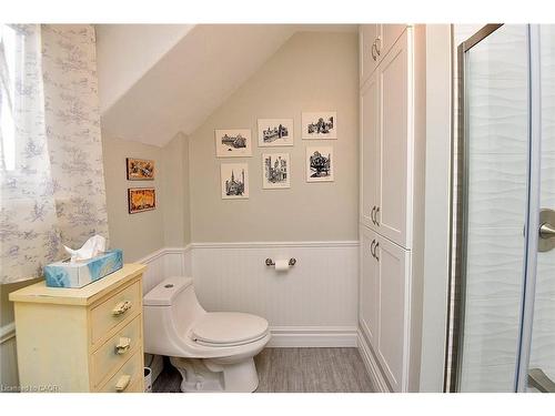 5 Chatham Street, Hamilton, ON - Indoor Photo Showing Bathroom