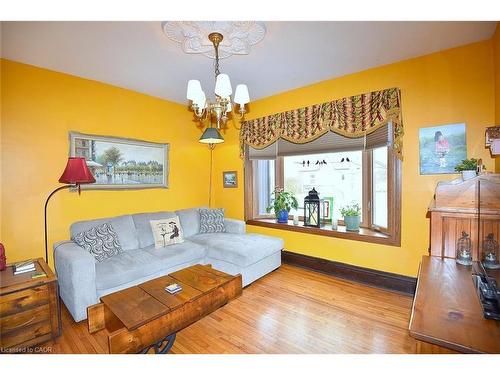 5 Chatham Street, Hamilton, ON - Indoor Photo Showing Living Room