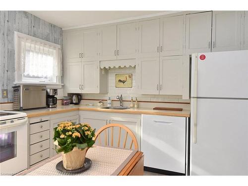 5 Chatham Street, Hamilton, ON - Indoor Photo Showing Kitchen