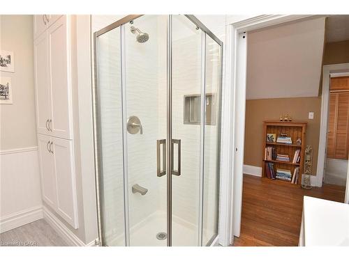 5 Chatham Street, Hamilton, ON - Indoor Photo Showing Bathroom