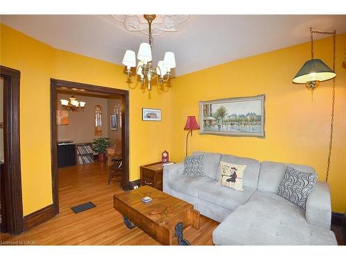 5 Chatham Street, Hamilton, ON - Indoor Photo Showing Living Room