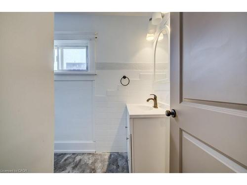 18 Shanley Street, Kitchener, ON - Indoor Photo Showing Bathroom