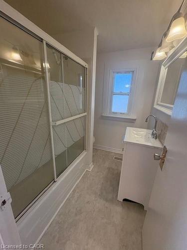 89 Shaw Street, Hamilton, ON - Indoor Photo Showing Bathroom