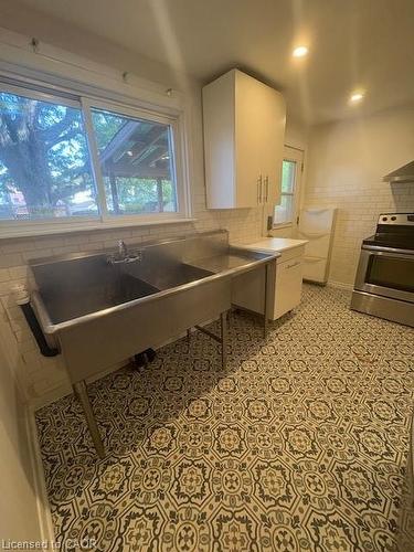 89 Shaw Street, Hamilton, ON - Indoor Photo Showing Other Room