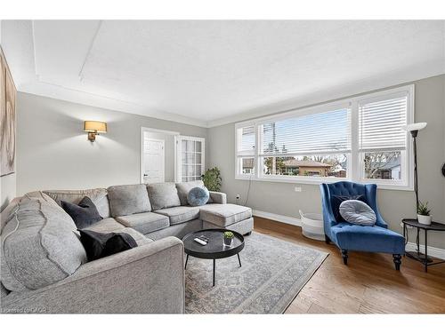 100 Ferndale Avenue, Hamilton, ON - Indoor Photo Showing Living Room