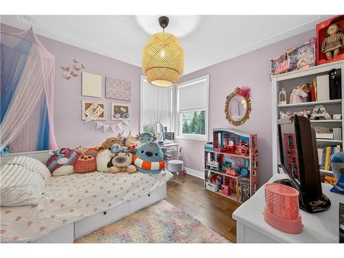 100 Ferndale Avenue, Hamilton, ON - Indoor Photo Showing Bedroom