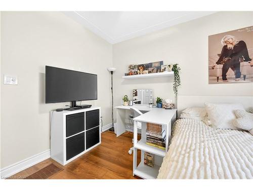 100 Ferndale Avenue, Hamilton, ON - Indoor Photo Showing Bedroom