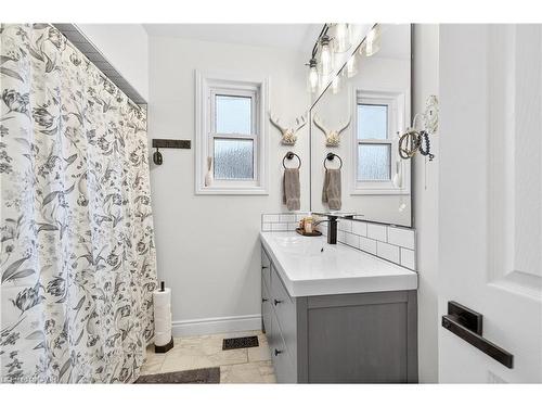 100 Ferndale Avenue, Hamilton, ON - Indoor Photo Showing Bathroom