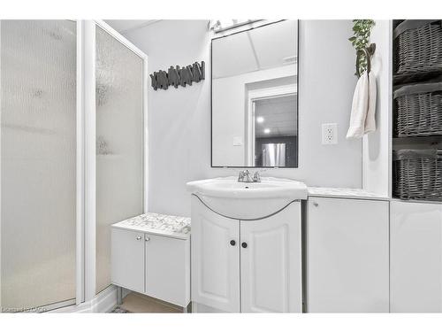 100 Ferndale Avenue, Hamilton, ON - Indoor Photo Showing Bathroom