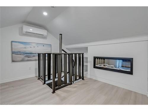 403 Smith Avenue, Burlington, ON - Indoor