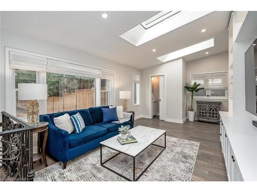 403 Smith Avenue, Burlington, ON - Indoor Photo Showing Living Room
