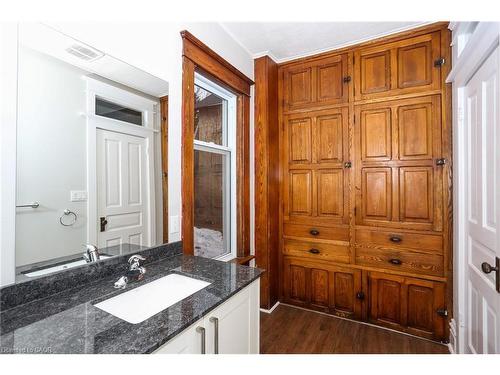 94 Scott Street, Kitchener, ON - Indoor Photo Showing Bathroom