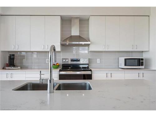 902-15 Glebe Street, Cambridge, ON - Indoor Photo Showing Kitchen With Stainless Steel Kitchen With Double Sink With Upgraded Kitchen