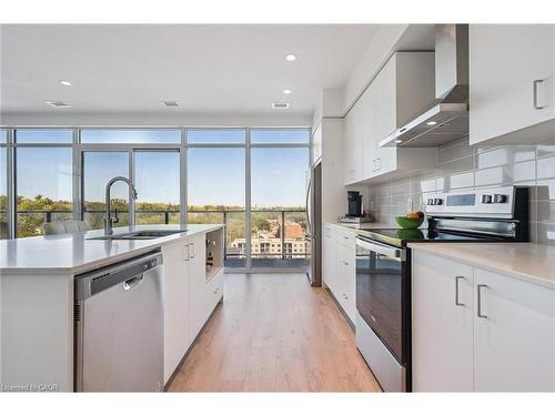 902-15 Glebe Street, Cambridge, ON - Indoor Photo Showing Kitchen