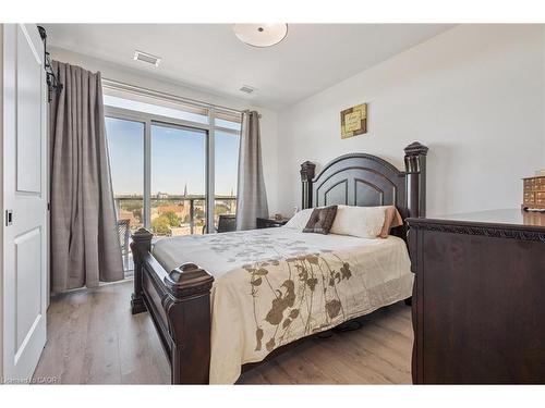 902-15 Glebe Street, Cambridge, ON - Indoor Photo Showing Bedroom