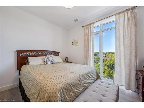 902-15 Glebe Street, Cambridge, ON - Indoor Photo Showing Bedroom