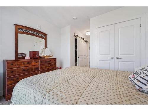 902-15 Glebe Street, Cambridge, ON - Indoor Photo Showing Bedroom