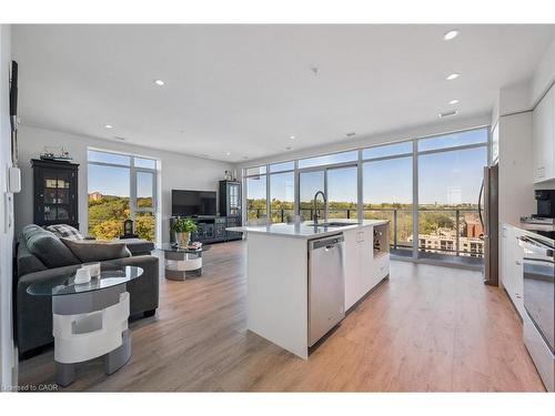 902-15 Glebe Street, Cambridge, ON - Indoor Photo Showing Kitchen